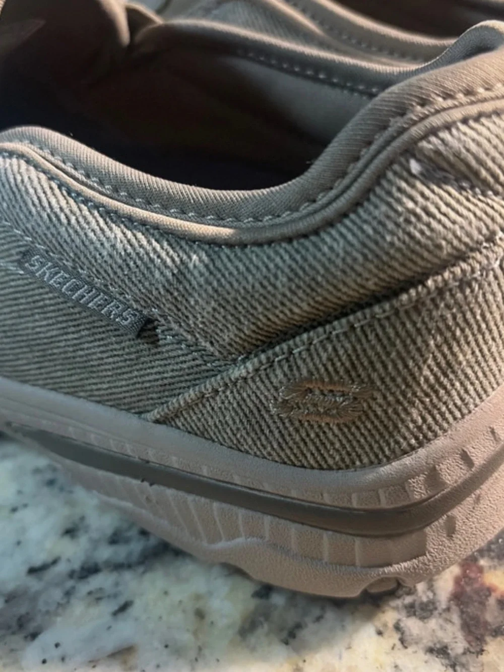 SKECHERS♦️EXTRA WIDE CASUAL SLIP IN